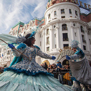 Brasilianische Tänzerin im Karneval in Nizza