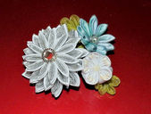 Брошь из лент цветы разноцветные, канзаши