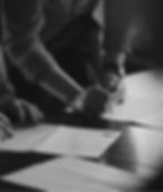 Firma de documentos legales o comerciales en entorno profesional.jpg