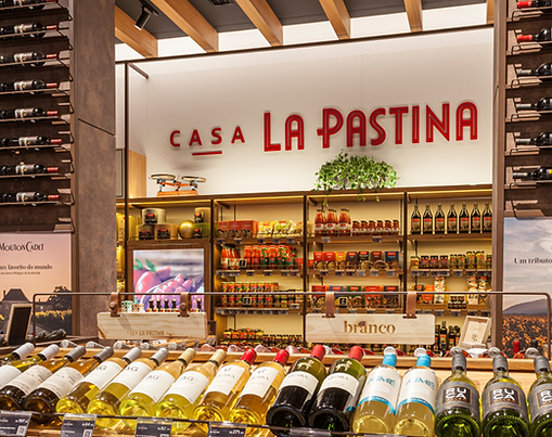Projeto da flagship store Casa La Pastina, em São Paulo, desenvolvido pela VossArquitetura para integrar varejo, gastronomia, vinhos e experiência de marca.