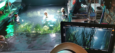 bassin studio, cinéma sous marin, bassin tournage, prise de vue sous-marine, cinema, photoshoot sous marin, effets speciaux aquatiques, sfx sous marins, fond noir, bassin studio, piscine tournage, bassin studio, piscine tournage