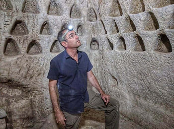 Interior of a Bar Kokhba era hideout. Image copyright owned by https://dannythedigger.com/bar-kokhba-caves/