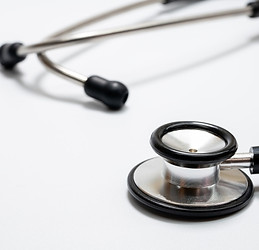 机に置かれた聴診器