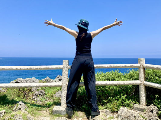 両手を伸ばす女性