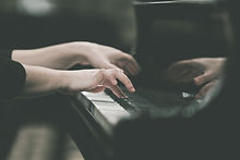 Mains fille jouer du piano