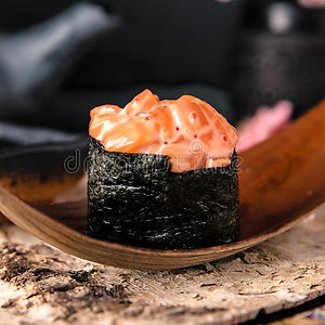 17. Gunkan Saumon épicé