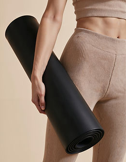 mujer-haciendo-fitness-con-equipo (3).jpg