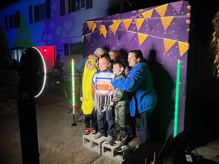 New Friends : The Unexpected Joy of Meeting New Neighbors