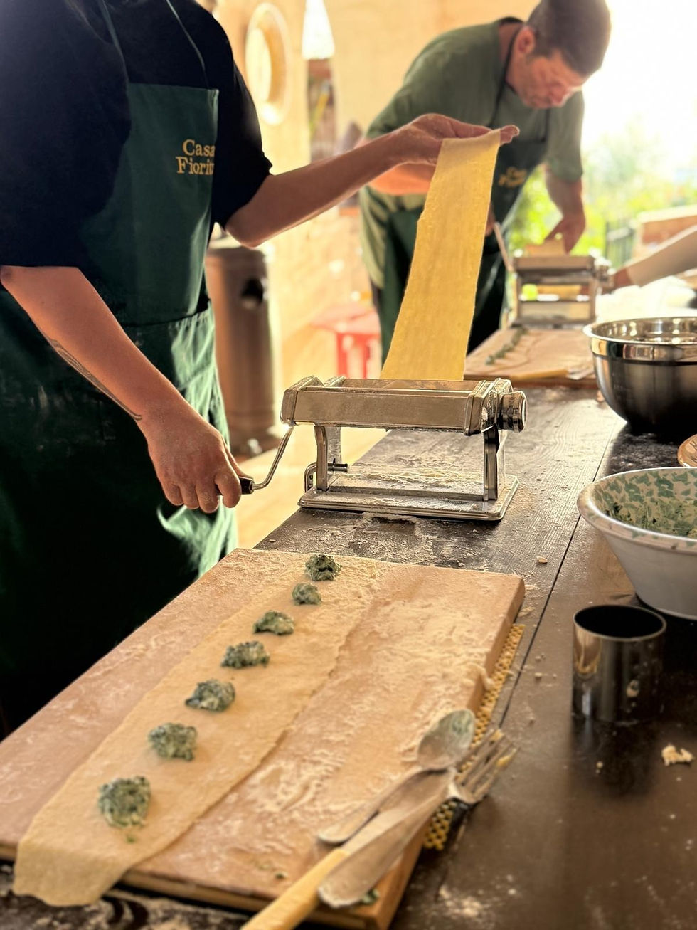 Ospitato in una splendida villa tradizionale sorrentino da una famiglia napoletana, questo è un vero e proprio home experience, dove ti sentirai più un ospite che un visitatore.
Cosa aspettarsi:
All’arrivo (ore 11:00 per il pranzo oppure 17:00 per la cena), sarete accolti con un aperitivo e una selezione di formaggi locali, e incontrerete lo chef e il sommelier che vi guideranno durante tutta l’esperienza.
Lezione di cucina (circa 1,5 ore)
Metterai le mani in pasta e imparerai a preparare piatti tipici della tradizione italiana da zero:
– Fettuccine fresche
– Ravioli ricotta e spinaci
– Tiramisù tradizionale
Pranzo o cena in giardino
Gusterai i piatti preparati in un’atmosfera incantevole, circondato da limoneti e uliveti.
Esperienza di abbinamento vini
Ogni portata sarà accompagnata da vini selezionati dei Campi Flegrei, mentre il sommelier racconterà la storia della cantina familiare e delle tradizioni vinicole locali.
Ricordo speciale
Al termine dell’esperienza riceverai un ricettario e un certificato di partecipazione.
Durata: circa 3–4 ore
Orari:
– Pranzo: 11:00 – 14:30
– Cena: 17:00 – 20:00
Trasporto:
Pick-up disponibile da un punto di incontro vicino, oppure parcheggio gratuito presso la villa per chi arriva autonomamente.
Prezzi:
– Adulti: €120
– Bambini (3–13 anni): €60