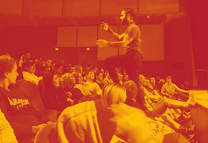 Navid går ut i publiken under en föreläsning på en gymnasieskola i Uddevalla