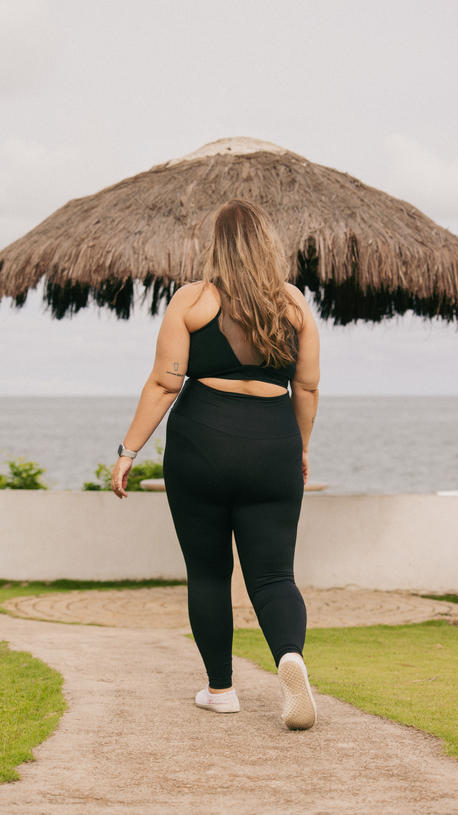 Look casual com legging preta plus size, perfeita para combinar com peças do dia a dia. Roupa confortável e estilosa que transita entre o esporte e a cidade.