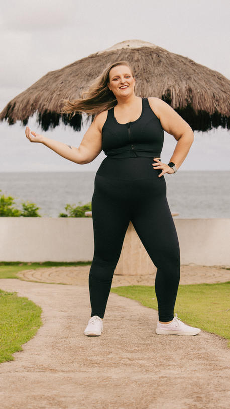 Look casual com legging preta plus size, perfeita para combinar com peças do dia a dia. Roupa confortável e estilosa que transita entre o esporte e a cidade.