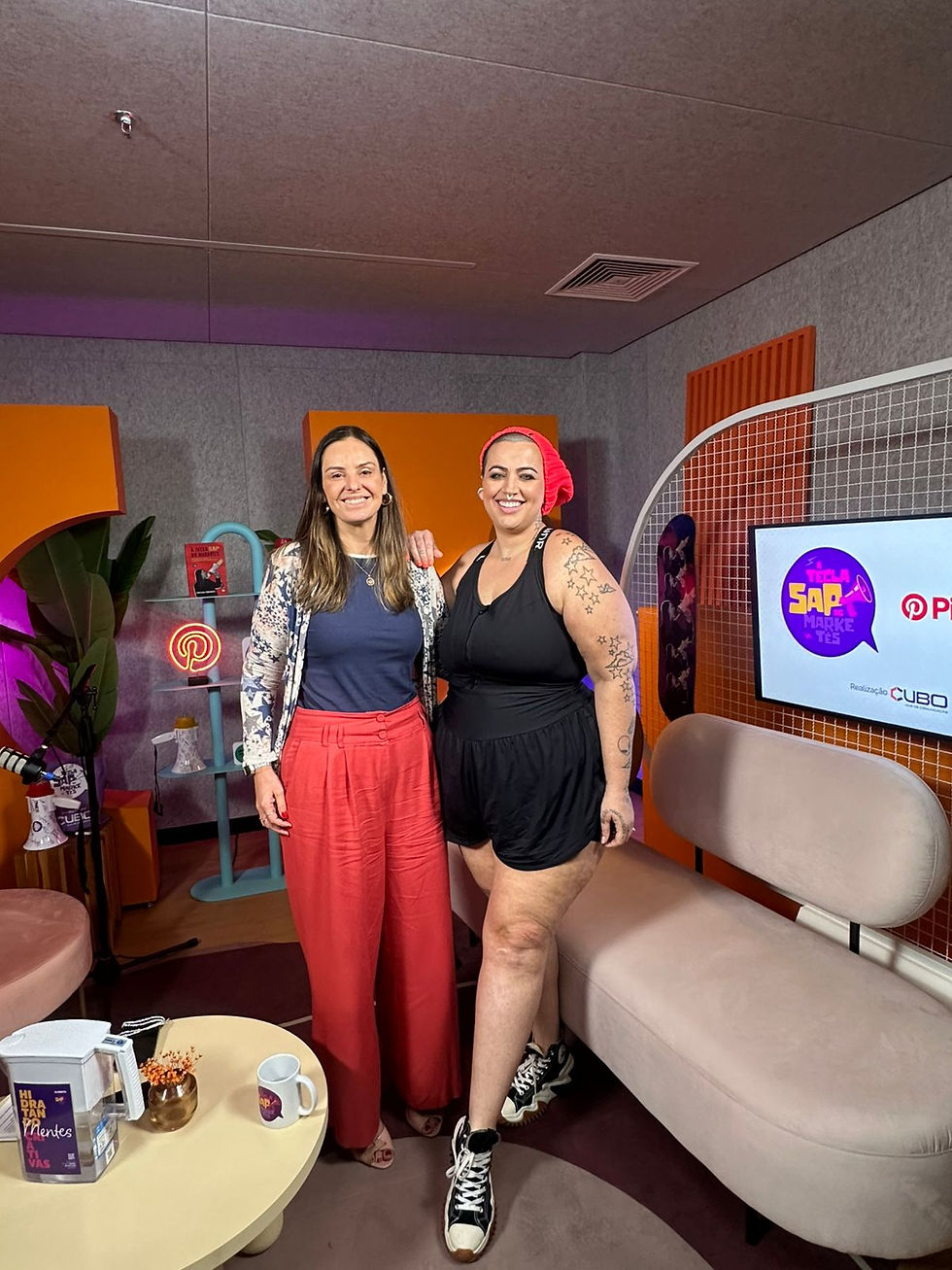 Amanda Momente e Stella Marques durante a gravação do podcast A Tecla SAP by Pinterest, onde discutiram diversidade intencional e inovação na moda plus size.