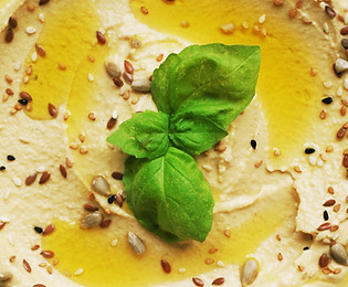 Hummus met basilicum