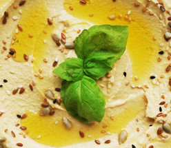 Hummus con foglie di basilico