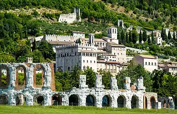 20210308141710-gubbio-teatro-romano-shutterstock-1828170542-1.webp