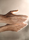 avecalvar-hands-5366493_edited.jpg