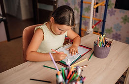 Photo d'un enfant en train de faire ses devoirs