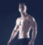 Hombre trabajando en su escultura corporal con tratamientos en Champions.