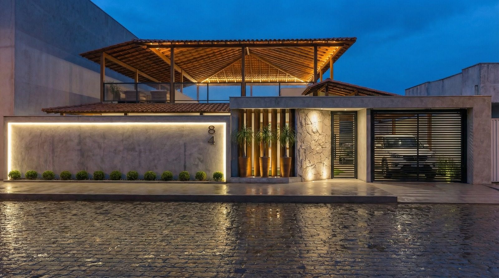 Fachada residencial iluminada à noite