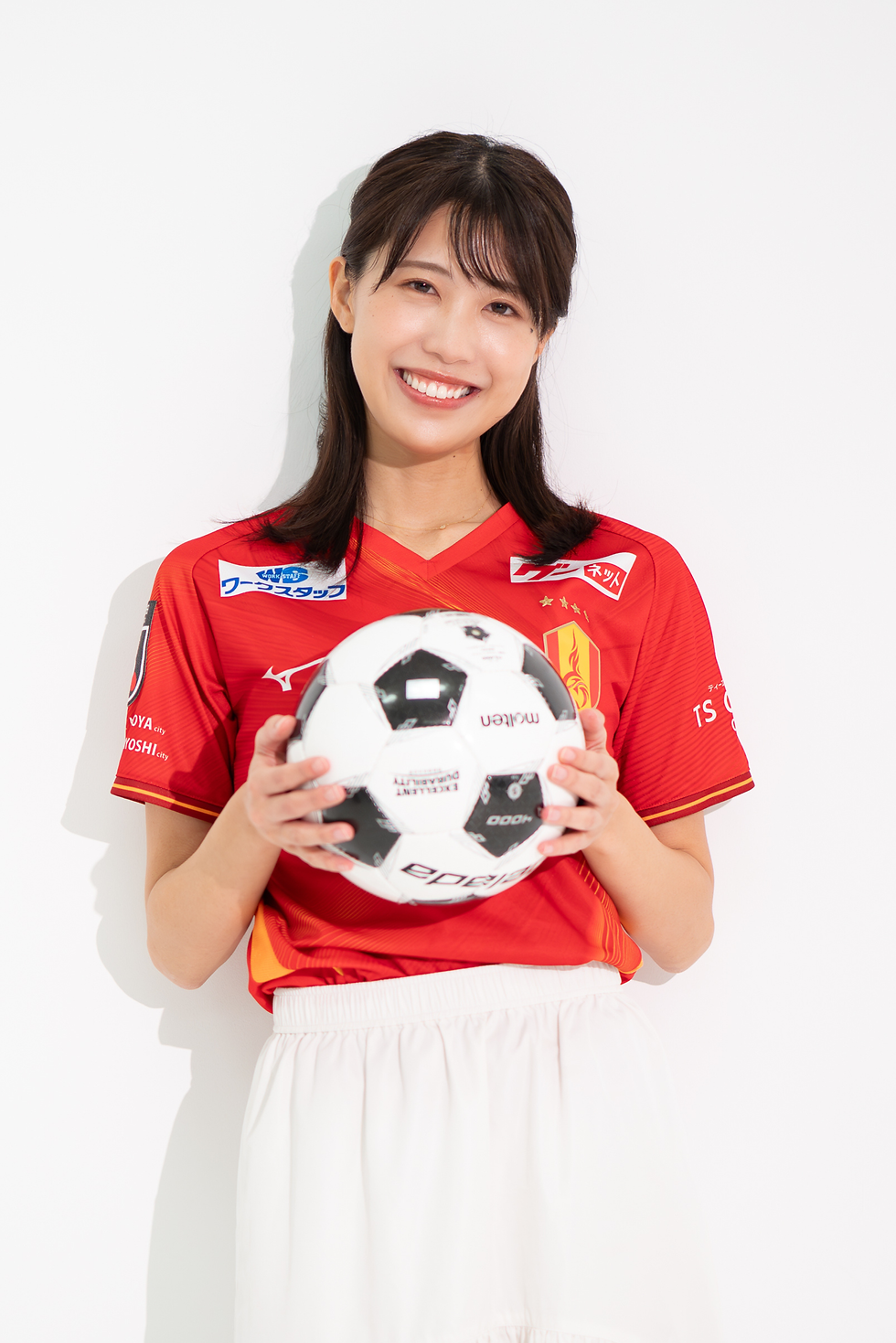 サッカーボールを持つ亀蔦なごみ.jpg