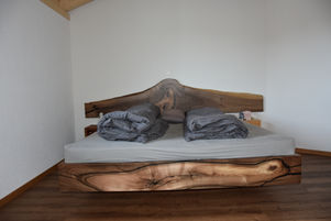 Massivholzbett aus Nussbaum