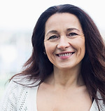Sourire femme d'âge moyen