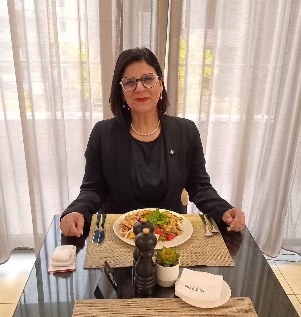 Elégance et posture professionnelle lors d'un repas d'affaires - savoir-vivre et image professionnelle