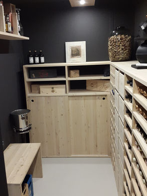 Weinkeller mit diversen Verstaumöglichkeiten