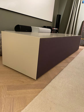 TV-Möbel weiss lackiert mit dunkler Klappe