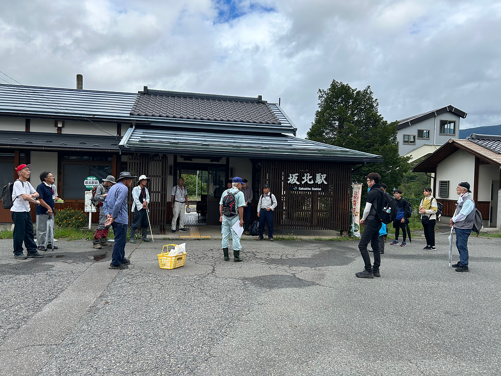 奇跡的にも朝方まで降っていた雨が突如上がった(集合場所の坂北駅前)
