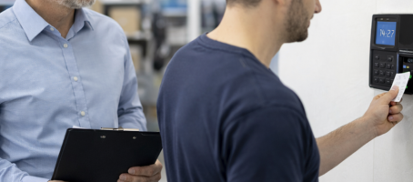 Un manager supervisant le pointage de son employé