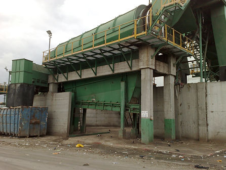 An industrial building built from a concrete base and above it a facility made of green colored steel
מבנה תעשייתי הבנוי מבסיס בטון ומעליו מתקן עשוי מפלדה בצבע ירוק