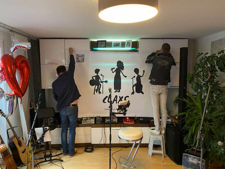 Wohnzimmerkonzert mit Banner