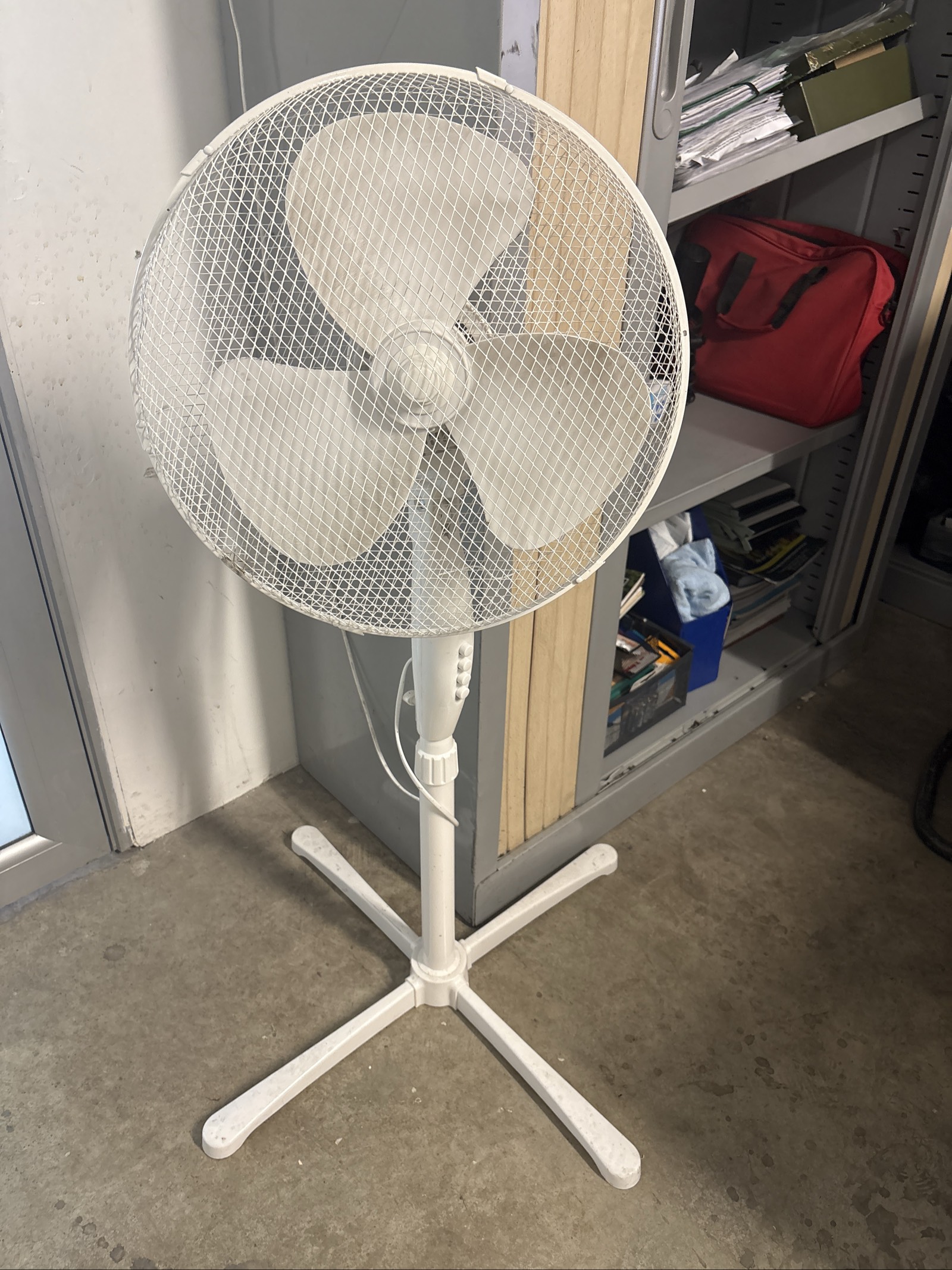 Ventilateur sur pied blanc