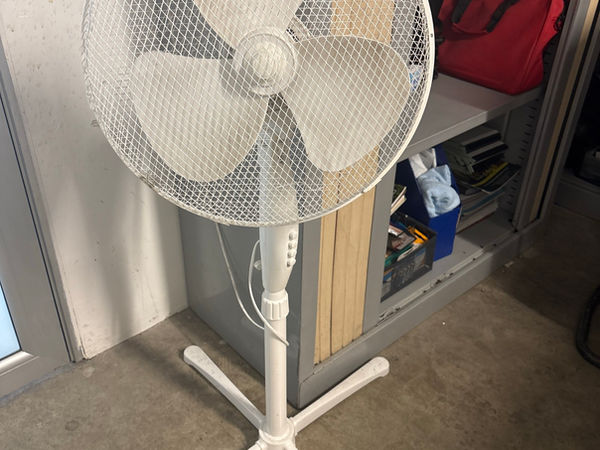 Ventilateur sur pied blanc