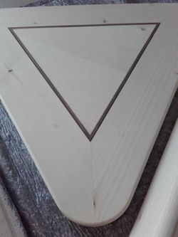 Tavolino in abete con adorno in noce (1)