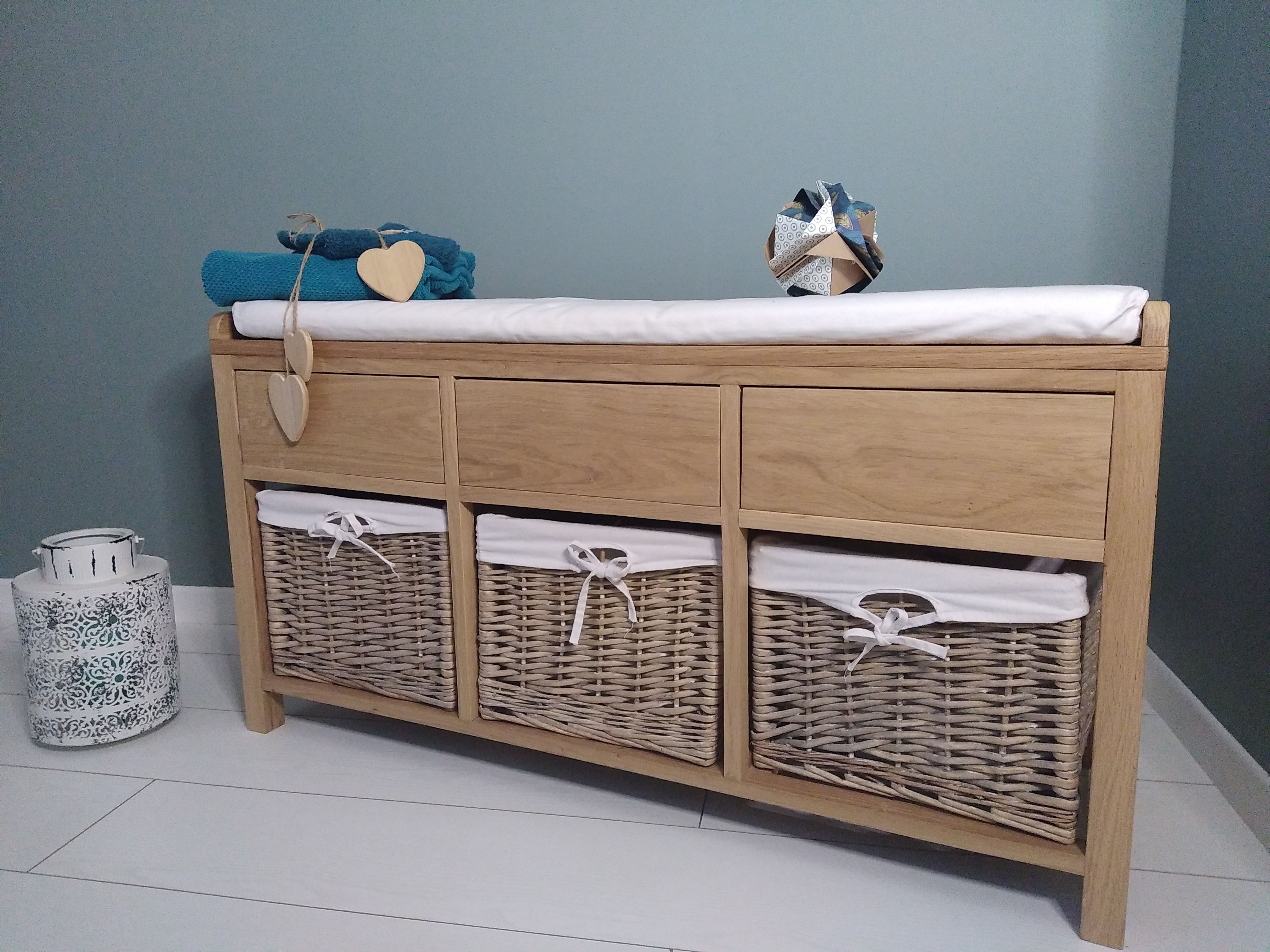 Banc avec tiroirs et paniers