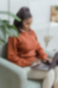 woman working on a course on her laptop