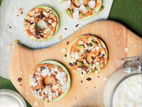 Granny smith met pindakaas, chocolade en pompoenpitten