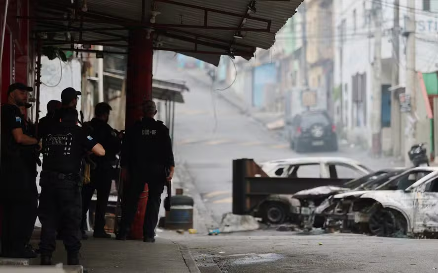 Operação no Rio, Comando Vermelho, Polícia Civil RJ, Complexo do Alemão, Complexo da Penha, Segurança Pública, Repercussão Internacional, Cláudio Castro, BBC News, The Guardian, Le Monde, Tráfico de Drogas, Megaoperação RJ, Criminalidade no Rio
