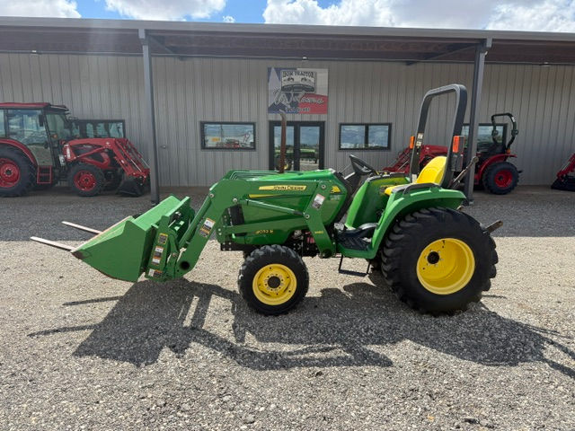 JOHN DEERE 3032E TRACTOR W/ LOADER & PALLET FORKS