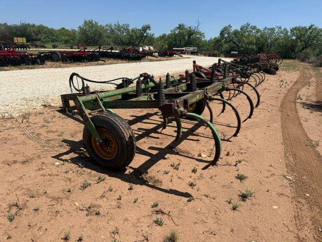 Thumbnail: JOHN DEERE 10 SHANK DRAG CHISEL (13515)