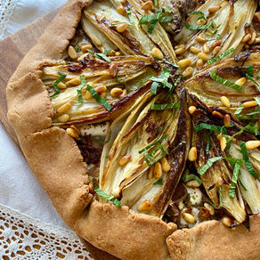 Dinkel-Buchweizen-Galette mit Chicorée und Schalotten