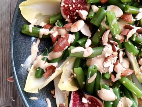 Warmer Bohnen - Chicorée Salat, mit Feigen an Tahin Dressing & gebrannten Salzmandeln