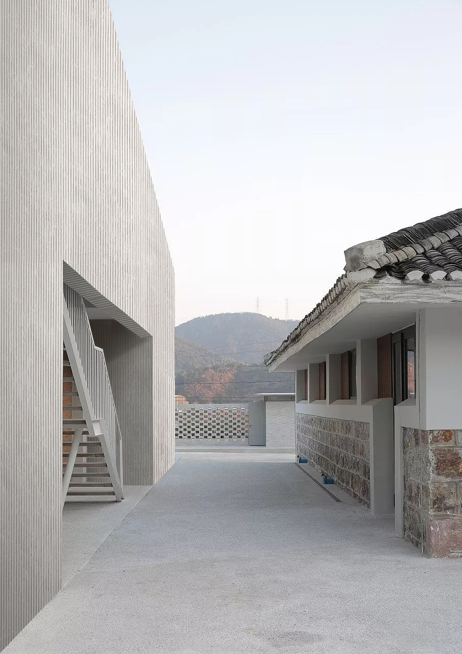 Thumbnail: Flexira Tiles - Round Line Stone White