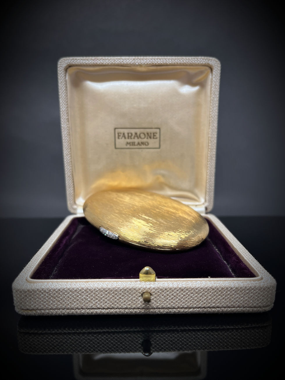 Thumbnail: A very fine mid-20th C diamond-set solid gold powder case, Faraone Milan 1950s