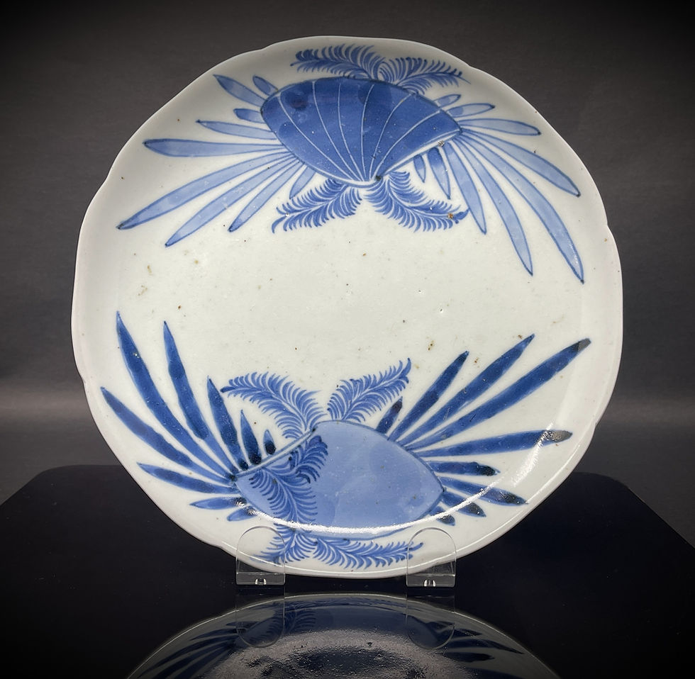 A late 17th century Arita dish boldly painted with two large clams & seaweeds