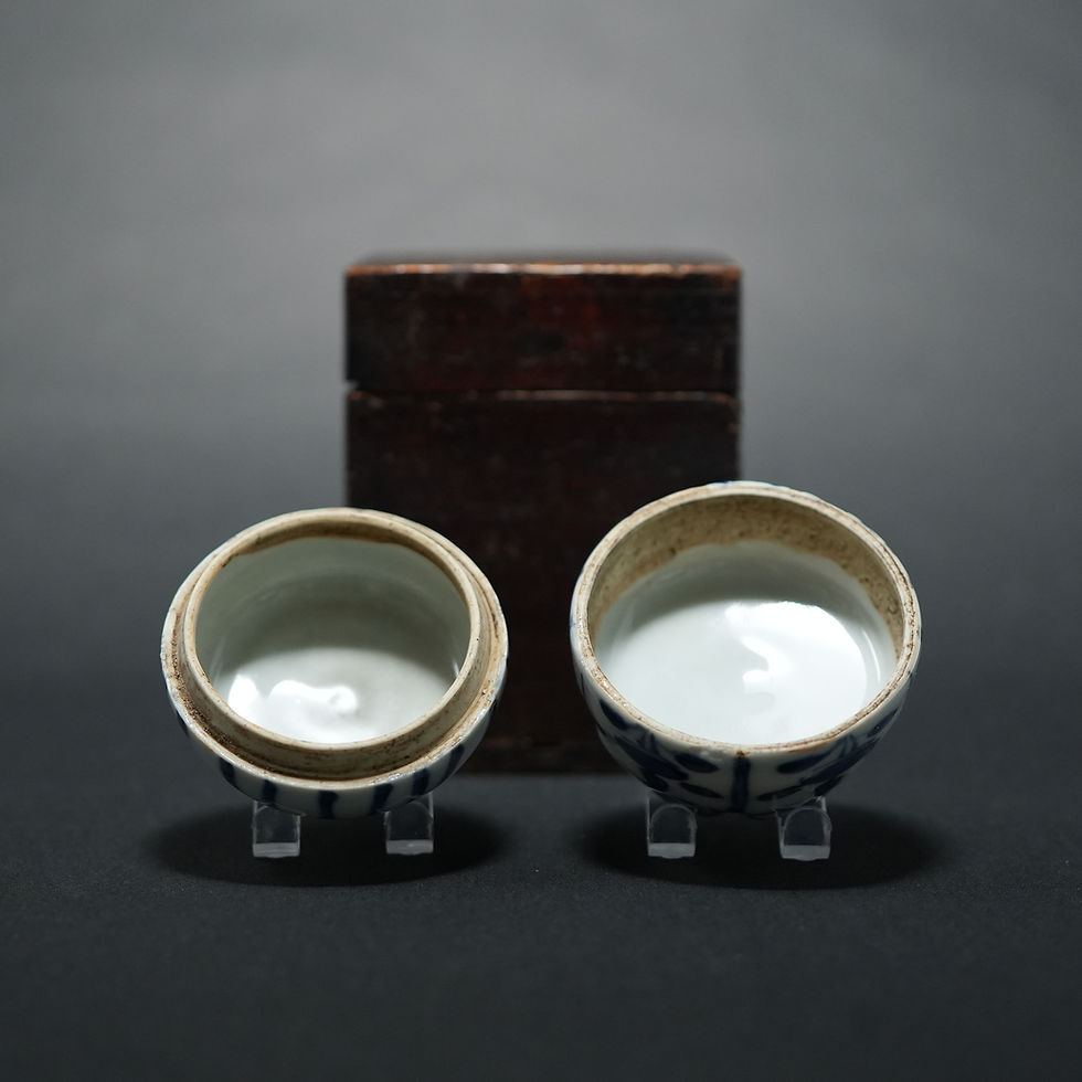 Thumbnail: A 17th C ko-sometsuke Chinese Yishan-guan Hat form kogo