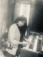 julia guedes tocando teclado no Wolf Estudio